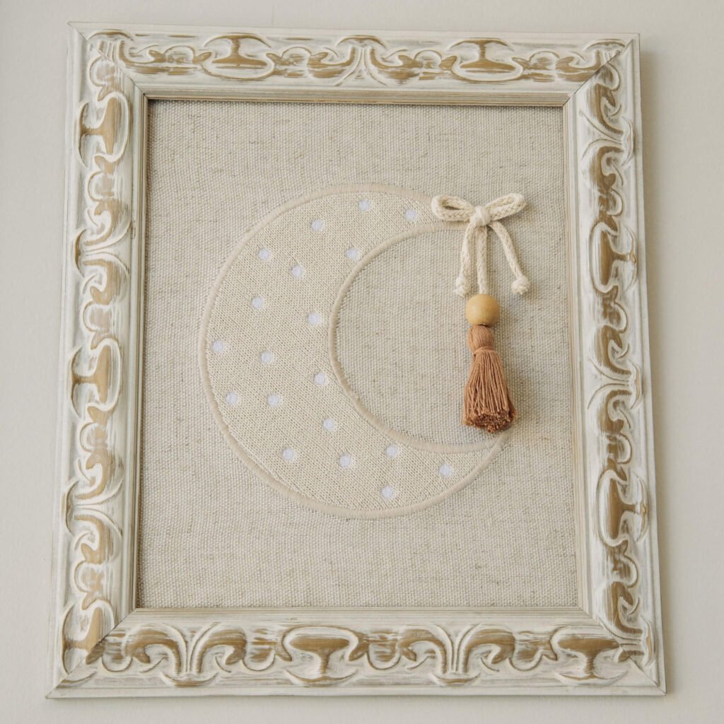 Quadro Bordado Lua com Penacho Kim