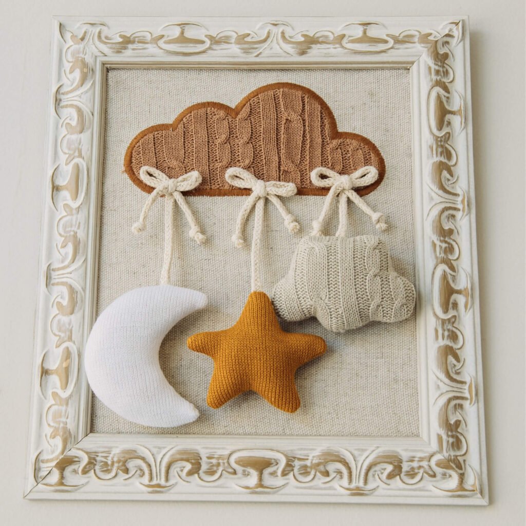 Quadro Bordado Nuvem com Pingentes Kim