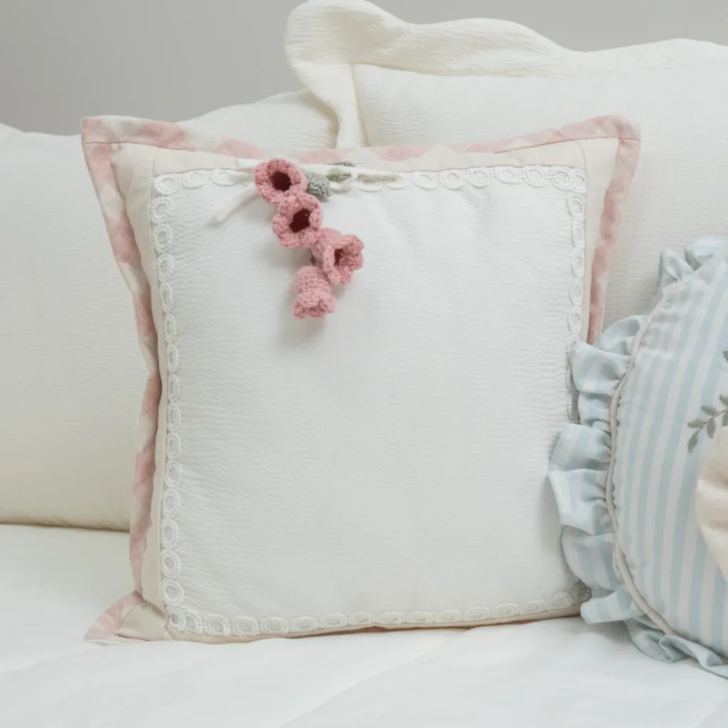 Almofada com Contorno em Linho e Flor em Amigurumi Jardim de Íris