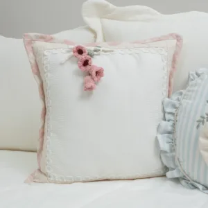 Almofada com Contorno em Linho e Flor em Amigurumi Jardim de Íris