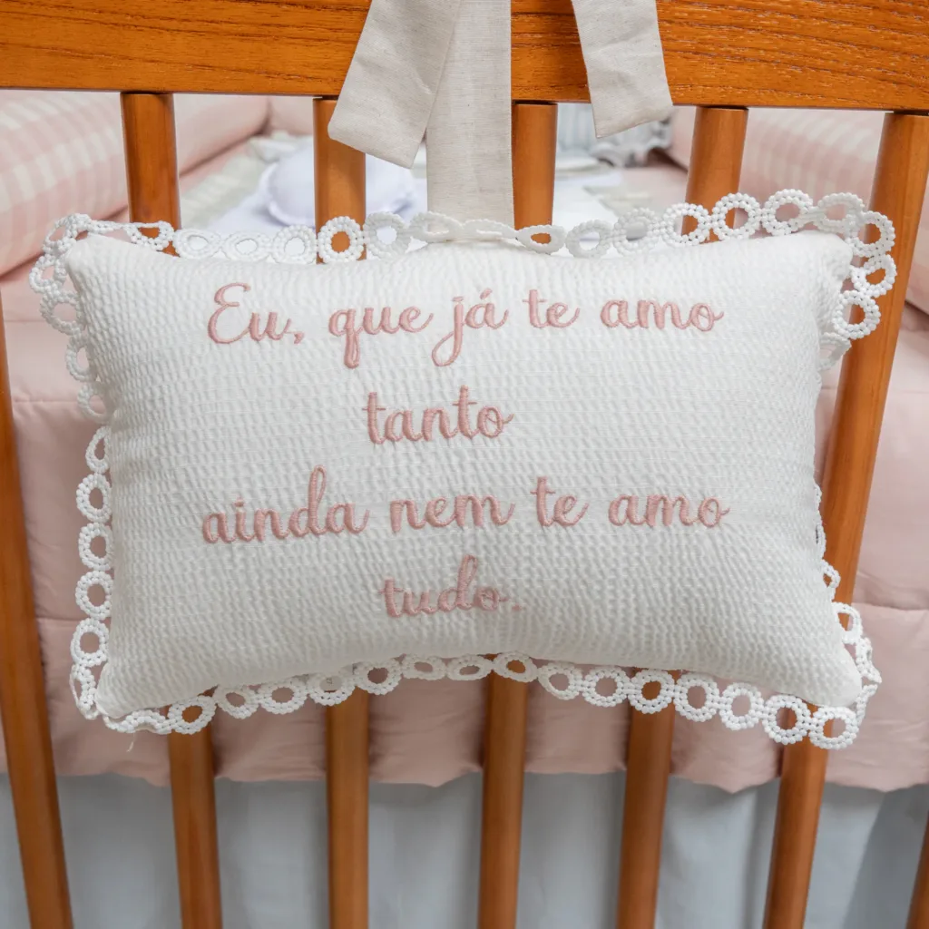 Almofada Porta Maternidade Texturizada Bordada Frase Jardim de Íris