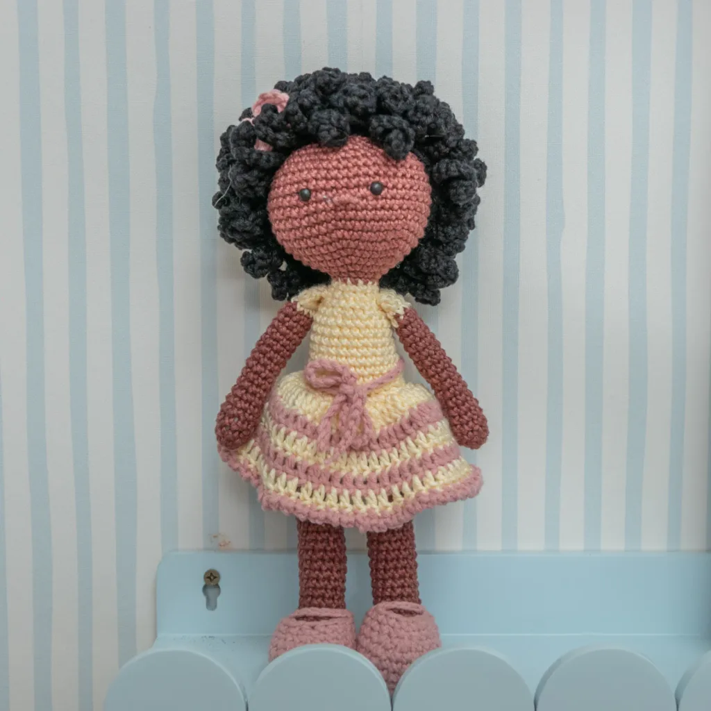 Boneca Vestido Amarelo com Cabelo Cacheado em Amigurumi Jardim de Íris