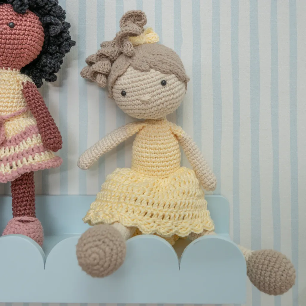 Boneca Vestido Amarelo com Rabo de Cavalo em Amigurumi Jardim de Íris