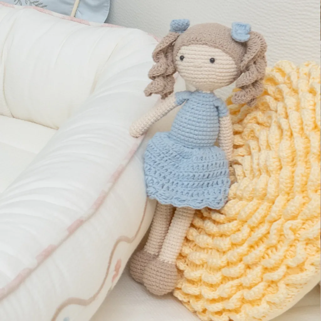 Boneca Vestido Azul com Maria Chiquinha em Amigurumi Jardim de Íris