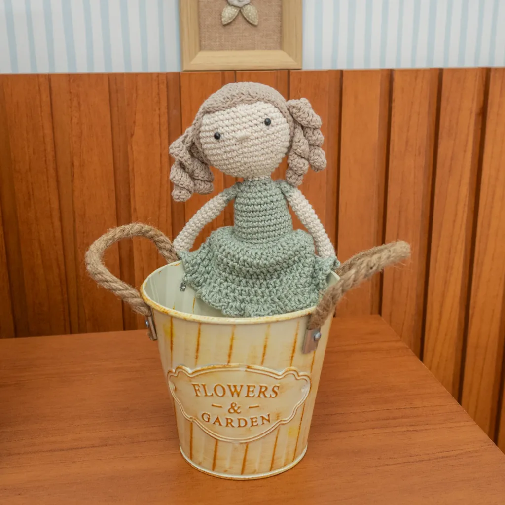 Boneca Vestido Verde com Maria Chiquinha em Amigurumi Jardim de Íris
