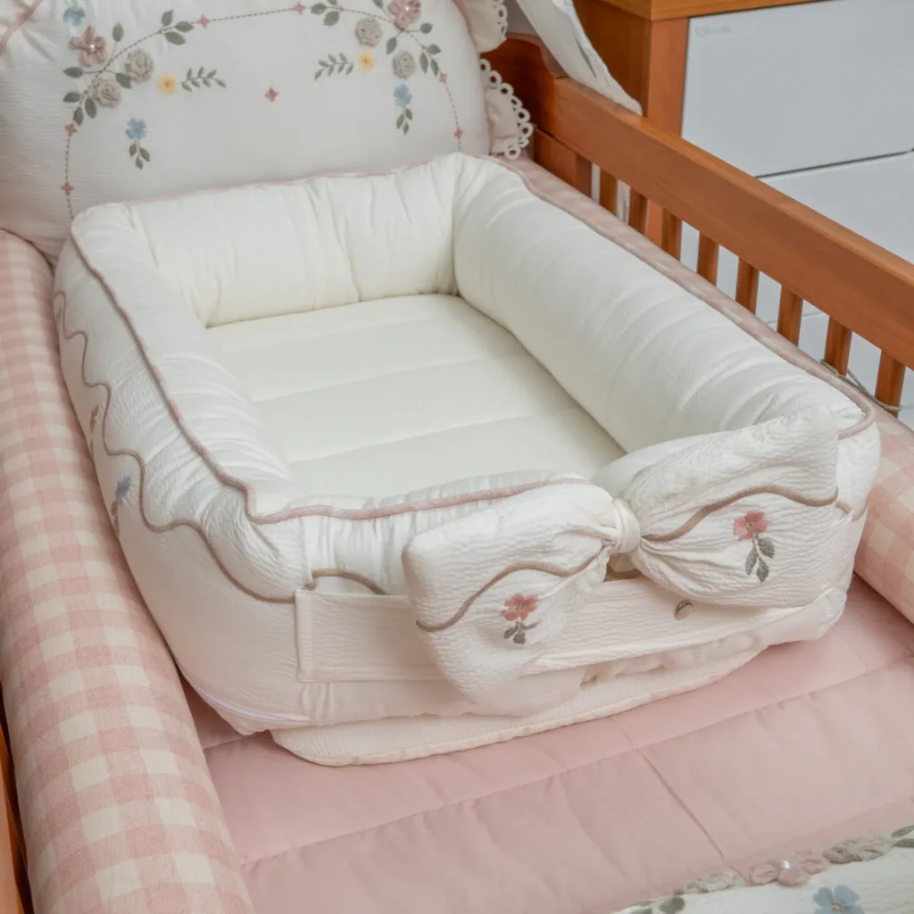 Ninho Expansível Texturizado com Bordados e Laço Jardim de Íris