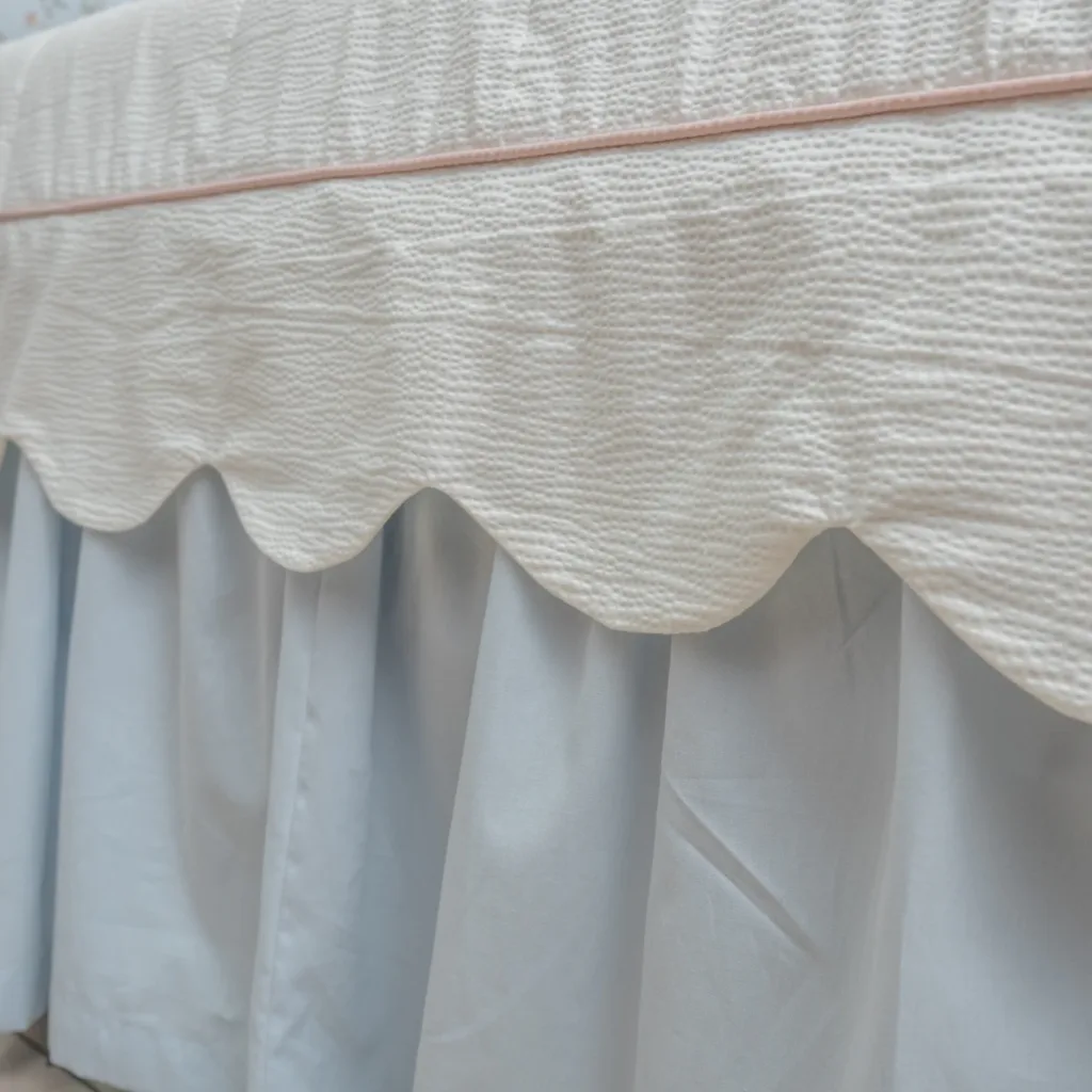 Saia de Cama Babá Curta Franzida 01 Lado Azul Claro Jardim de Íris